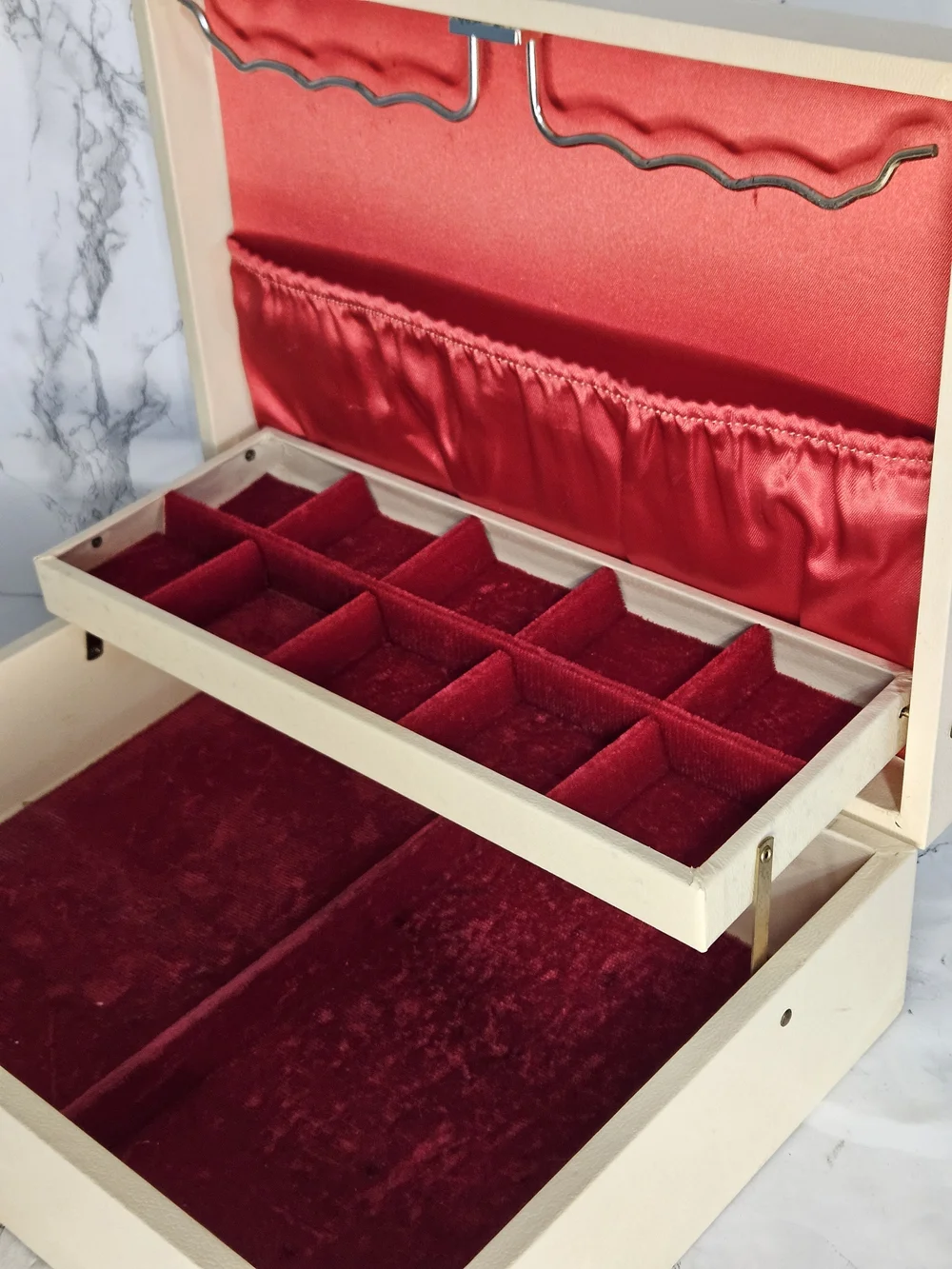 Vintage 1960's Lady Buxton Beige Two Tier Jewelry Box With Red Velvet